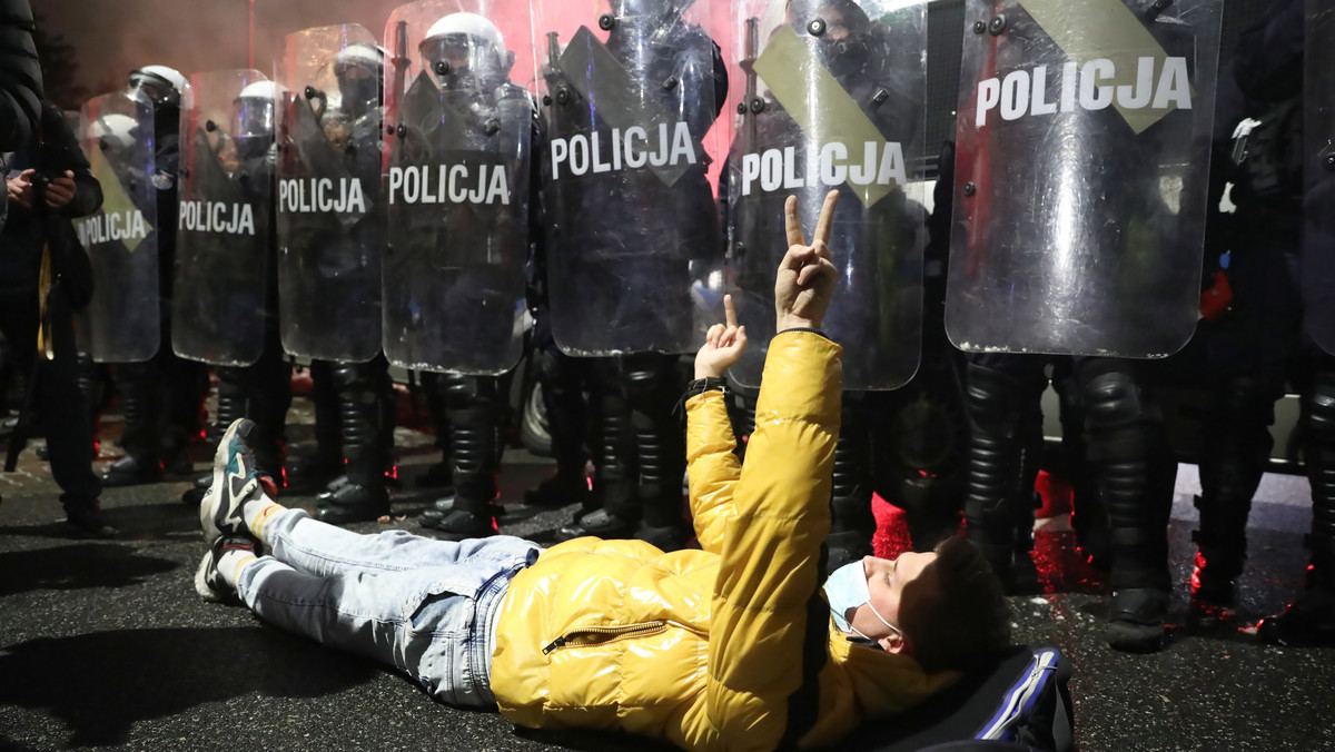 Warszawa, 29.01.2021. Demonstranci oraz funkcjonariusze policji podczas protestu przeciwko zaostrzeniu prawa aborcyjnego.