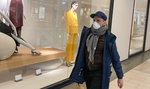 Marcin Bosak w maseczce spaceruje po galerii handlowej. Czy może czuć się bezpiecznie?