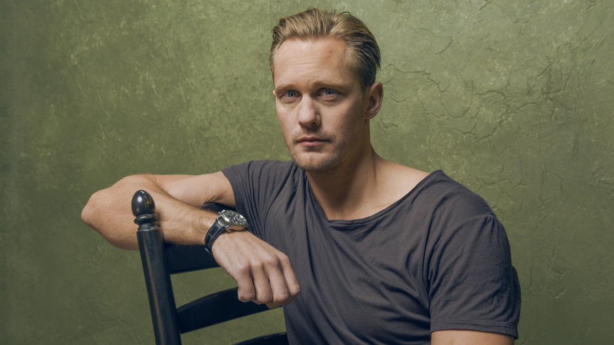 Alexander Skarskard w specyficzny sposób potraktował pomysł, by na premierze filmu "The Diary of Teenage Girl" ubrać się w kostiumy z lat 70. Aktor pojawił się przebrany w pełny kostium drag queen.