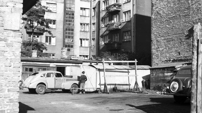 Warsztat samochodowy; Warszawa, nieopodal ul. Solec; 1958 r.