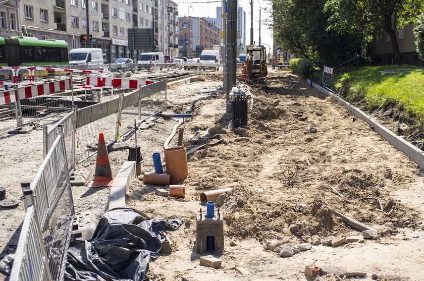 Wykonawca remontu ulicy Dąbrowskiego opuścił plac budowy