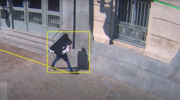 Az ismeretlen férfi egy lopott tévével a kezében utazta át a várost, még a villamosra is felszállt. /Fotó: Police.hu