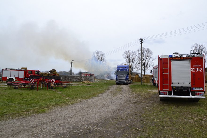 Z ogniem walczą strażacy