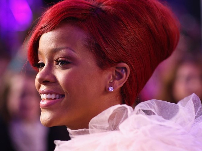 Włosy spięte w elegancki kok, za to w kolorze intensywnej czerwieni