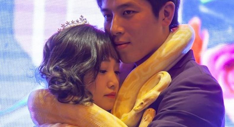 Wu Jianfeng and Jiang Xue exchange pythons during wedding ceremony