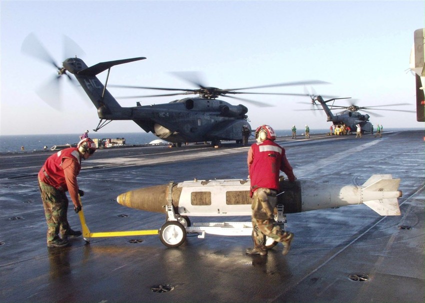 JDAM na brodu USS Karl Vinson (arhiva)