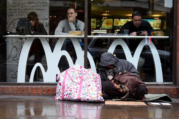 Beskućnik i pas u Londonu