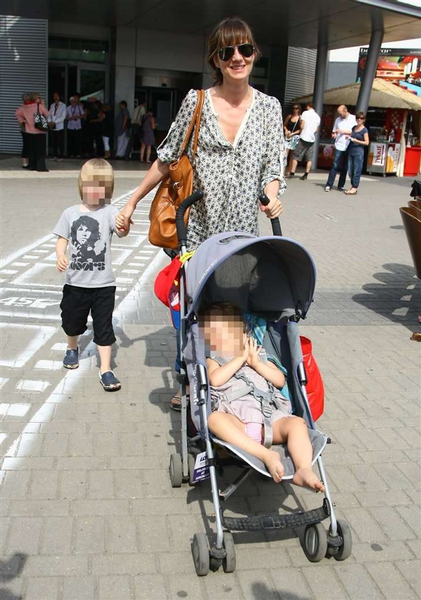 Maja Ostaszewska z dziećmi na festiwalu. FOTY