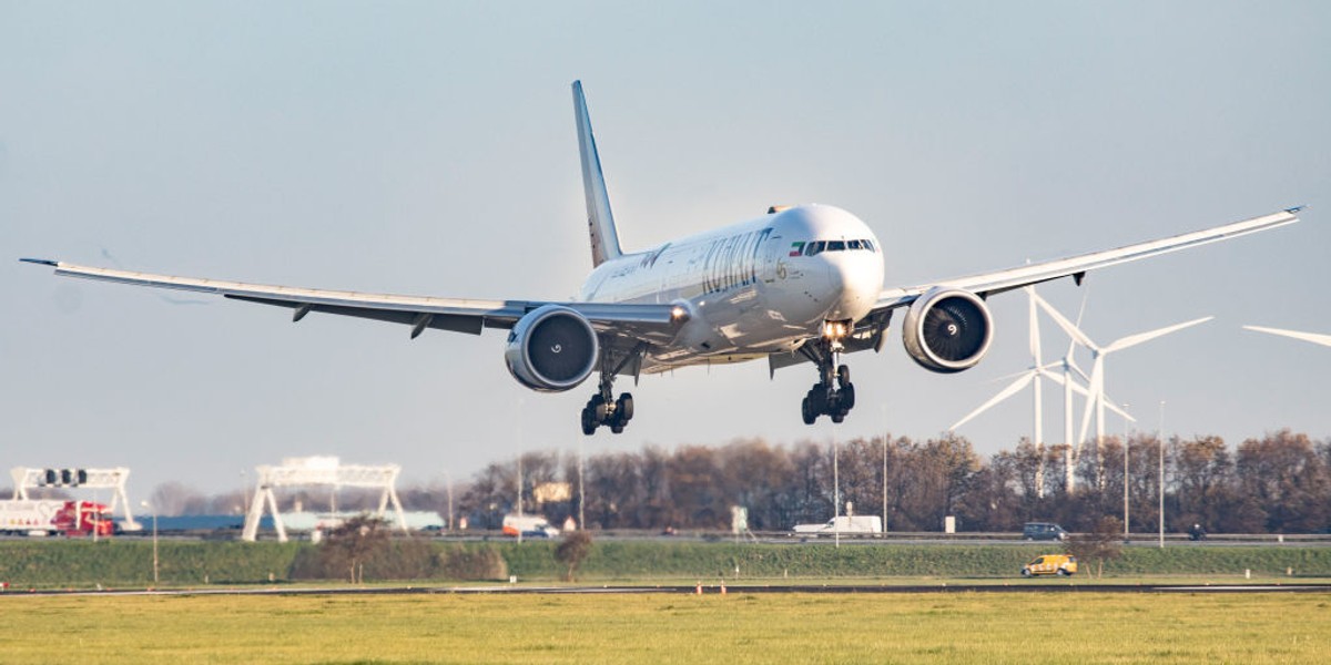  Boeing 777 to typ samolotu wykorzystywany przez linie lotnicze na trasach dalekiego zasięgu. 