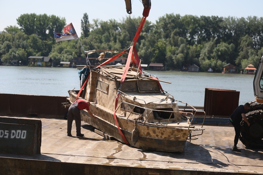 Izvlačenje čamca iz Save