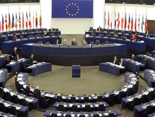 Słodkie życie odchodzących europosłów: pracowali 10 godzin, dostaną pensję za cały miesiąc