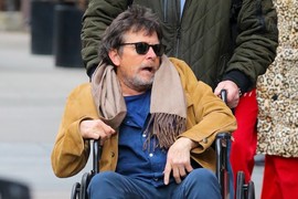 Slavni glumac (64) USTAO IZ INVALIDSKIH KOLICA i rasplakao ceo svet: Na vrhuncu slave saznao da je NEIZLEČIVO BOLESTAN, bori se već 34 godine i zna da neće dočekati 80. rođendan