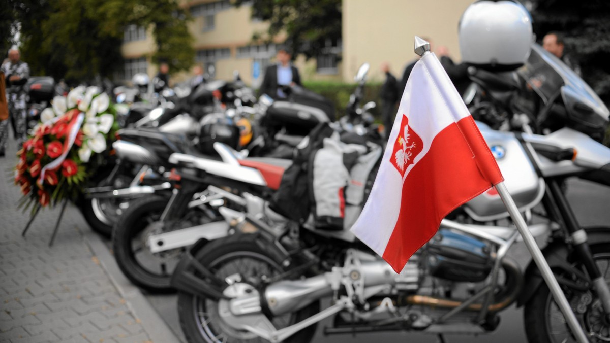 Około 30 funkcjonariuszy Biura Ochrony Rządu wyruszyło dziś rano z Warszawy na motocyklach do Smoleńska, gdzie uczczą pamięć ofiar katastrofy Tu-154M z 10 kwietnia 2010 r. W katastrofie prezydenckiego samolotu zginęło m.in. dziewięcioro oficerów BOR.