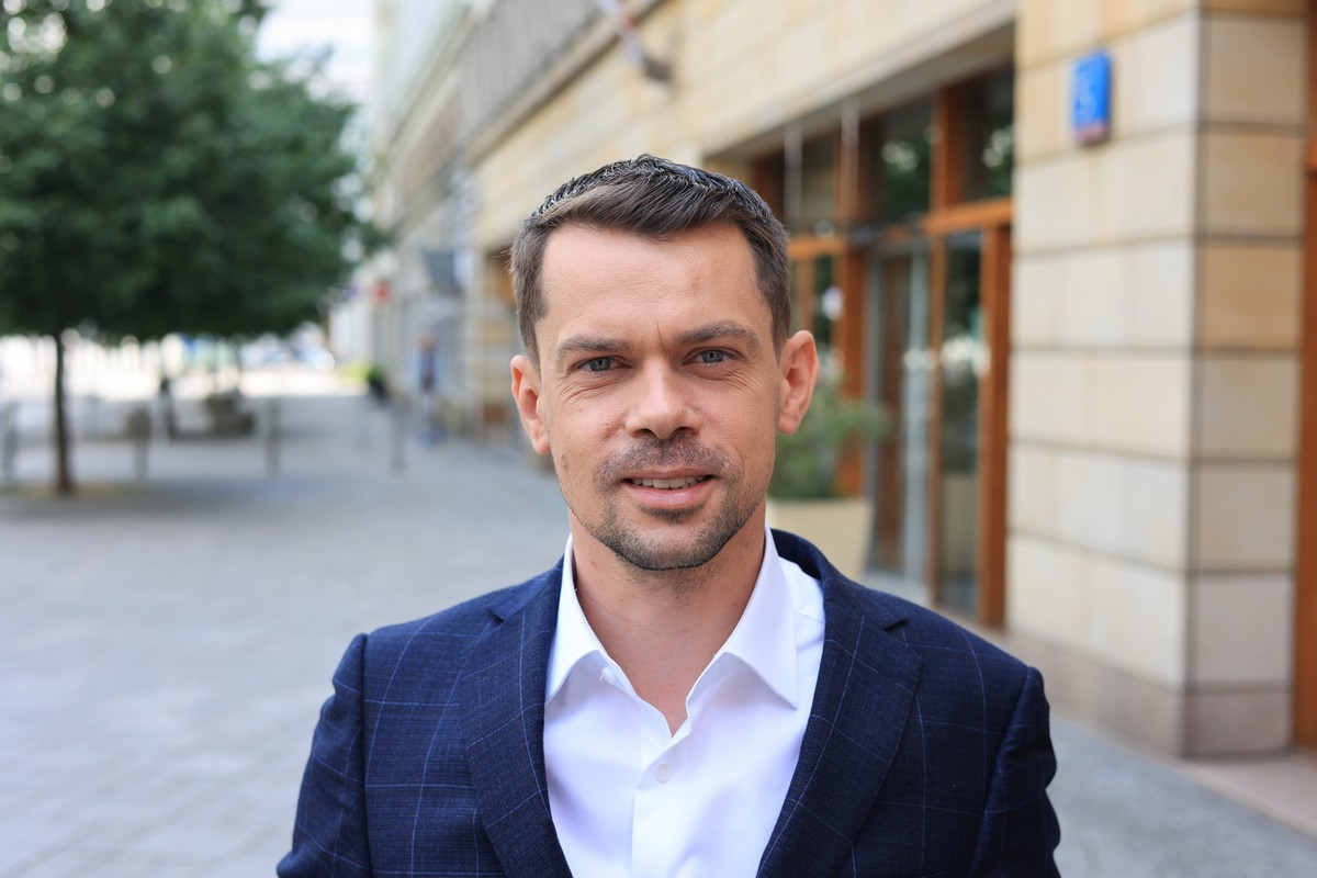 Wiceminister rolnictwa i rozwoju wsi Michał Kołodziejczak przed siedzibą Polskiej Agencji Prasowej w Warszawie