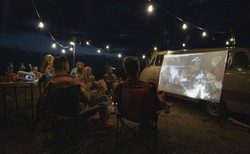 Letnie kino plenerowe – jak je urządzić we własnym ogrodzie?