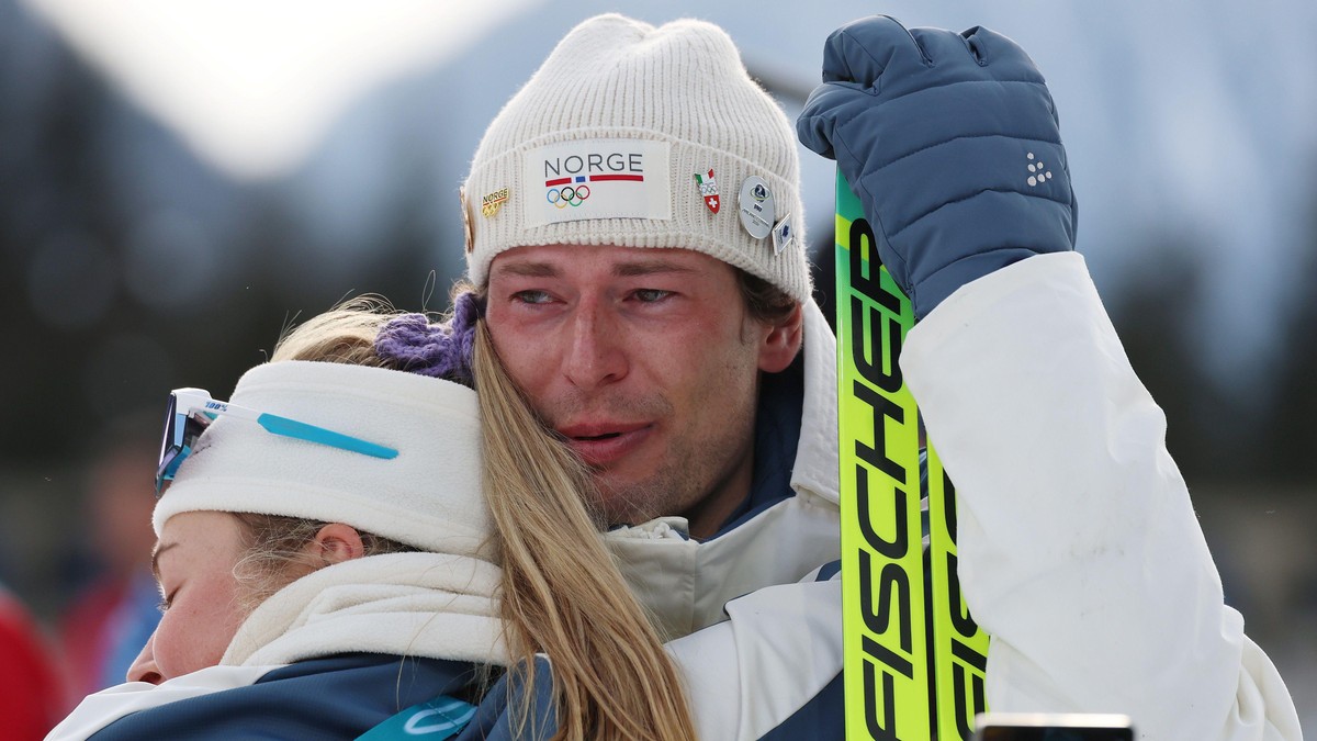 Uznemireni Legreid u zagrljaju sa koleginicom iz olimpijskog tima Norveške Ingrid Landmark Tandrevold | Foto: Getty Images
