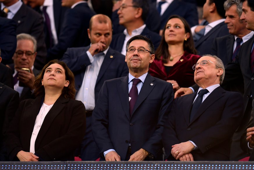 Prezydenci Barcelony i Realu, Josep Maria Bartomeu (w środku) i Florentino Pérez (z prawej), nie mają powodów do radości