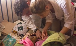 W spartańskich warunkach i zamiast urlopu. Jak wyglądają misje medyczne młodych lekarzy?