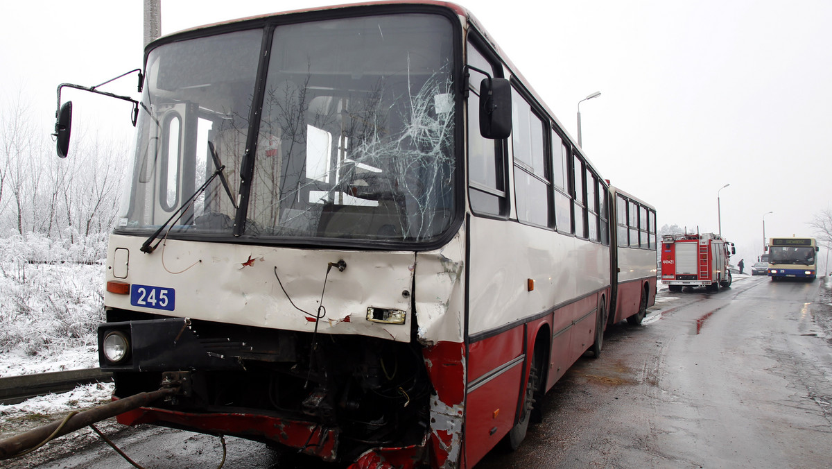 13 osób, w tym dwoje dzieci, zostało rannych w zderzeniu autobusu miejskiego i ciężarówki w Dąbrowie Górniczej. Według informacji z policji, obrażenia nie zagrażają życiu i zdrowiu poszkodowanych.