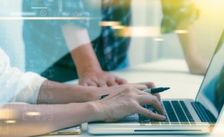 Liczba ofert pracy IT w startupach wzrosła w I kwartale 2022 r. o 58 proc.