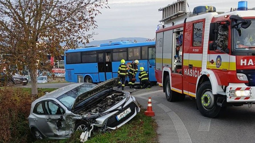 V Bánovciach nad Bebravou sa zrazili dve autá a autobus.