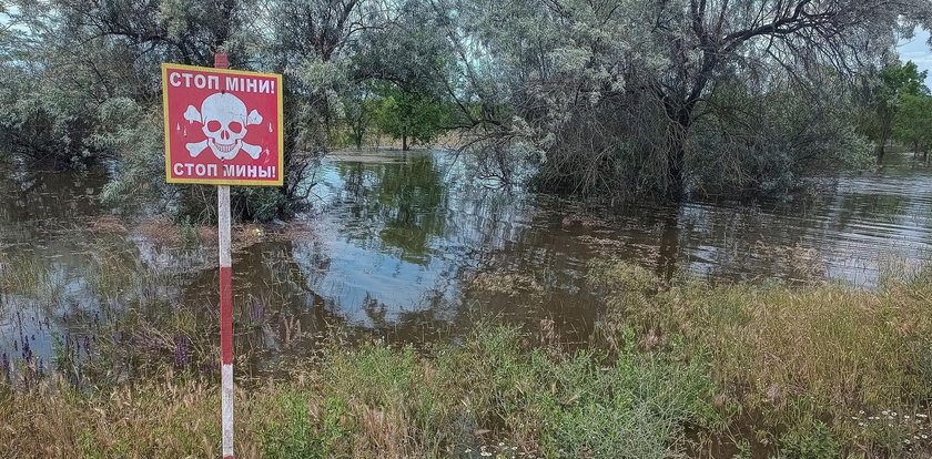 Sceny jak z horroru! Czaszki na nie dnie zbiornika wodnego. Do tego jeszcze ten hełm!