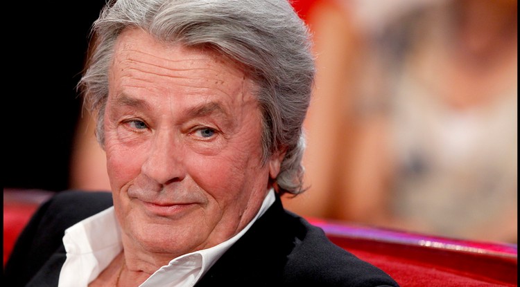 Alain Delon 28 éves lánya félmeztelenül pózol a tengerparton - FOTÓK 18+