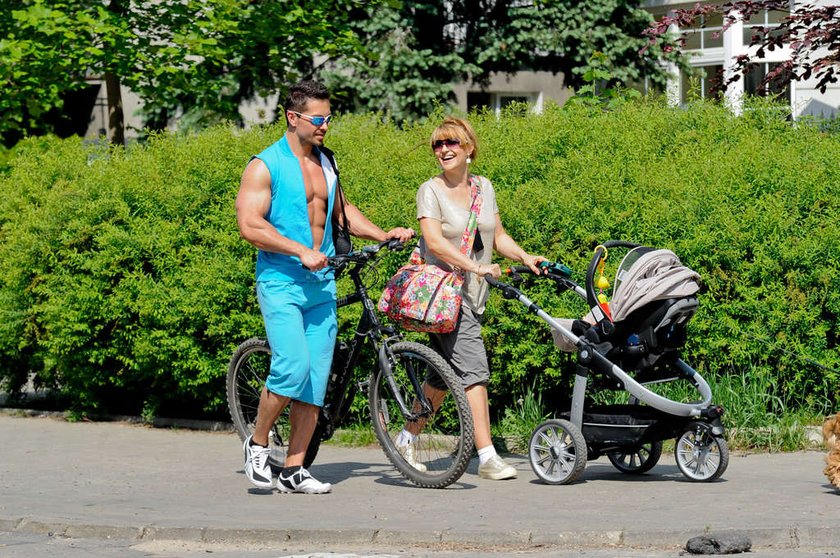 Katarzyna Skrzynecka i Marcin Łopucki na spacerze