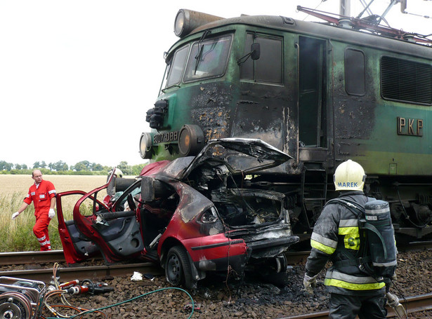 Auto wpadło pod pociąg. Zginęła kobieta z dzieckiem