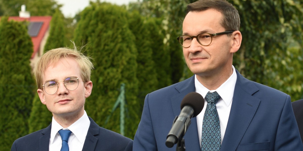 Piotr Patkowski od lat związany jest ze środowiskiem Mateusza Morawieckiego. Pracował m.in. w Gabinecie Politycznym Morawieckiego, gdy ten był jeszcze wicepremierem, ministrem rozwoju i finansów.