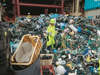 Holenderska fundacja The Ocean Cleanup stworzyła i przetestowała technologię odławiania plastikowych śmieci z mórz i oceanów
