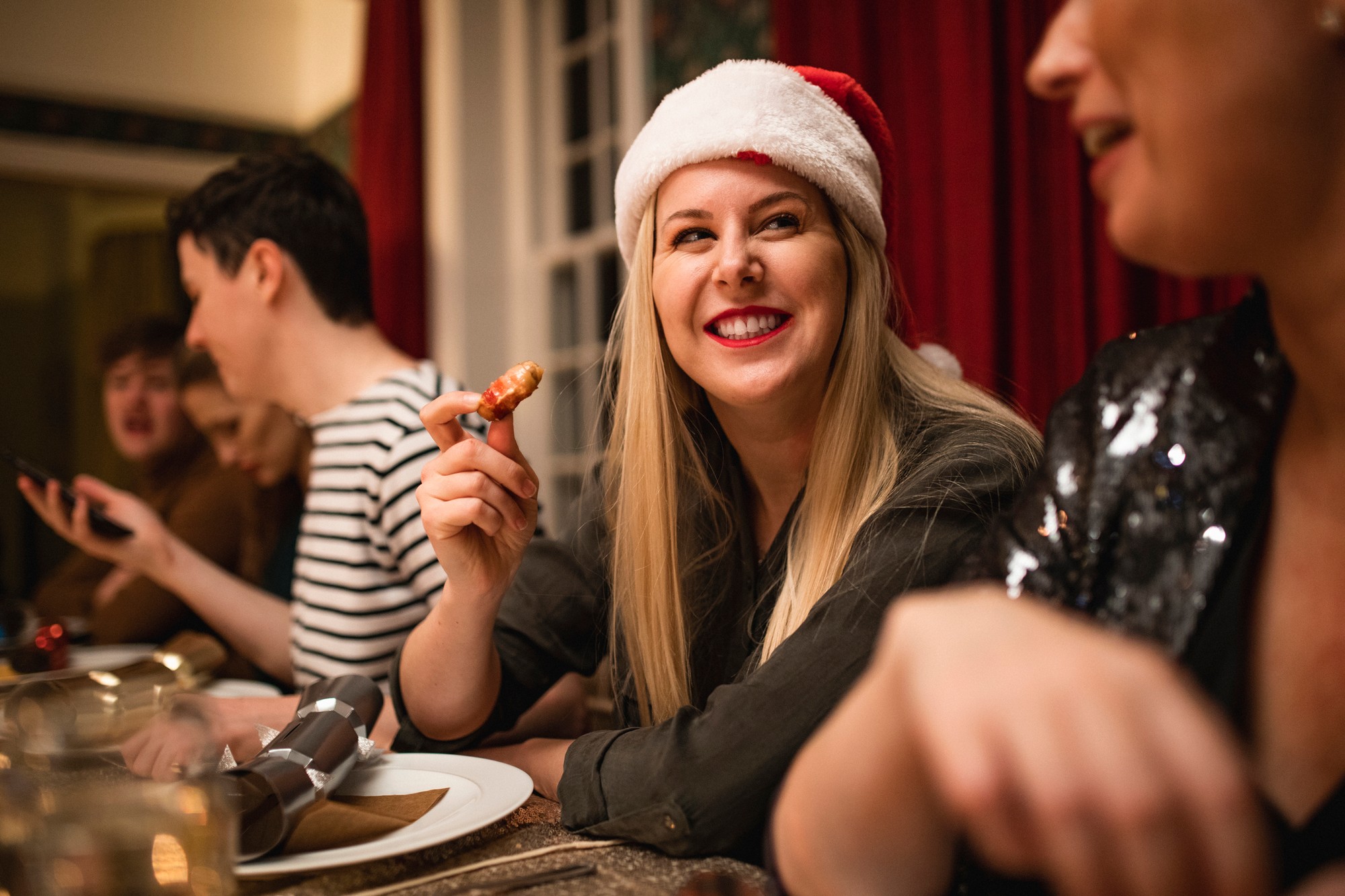 Pred pitím alkoholu by ste sa mali poriadne najesť. (ilustračné foto)