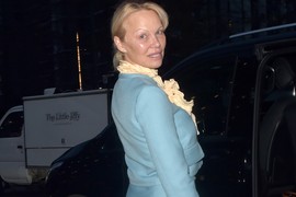 Ljudi su videli KAKVE ČARAPE NOSI Pamela Anderson i čude se i krste: "Da l' se pogledala u ogledalo pre nego što je izašla iz kuće?", ovo jeste po MODNOM BONTONU, ali nije za svačiji ukus