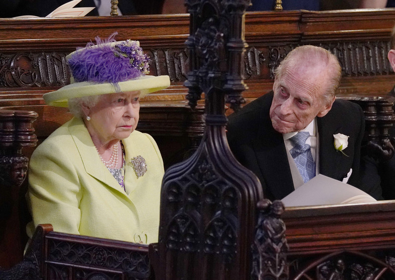 Królowa Elżbieta, książę Filip i ich nietęgie miny na ślubie Harry'ego i Meghan