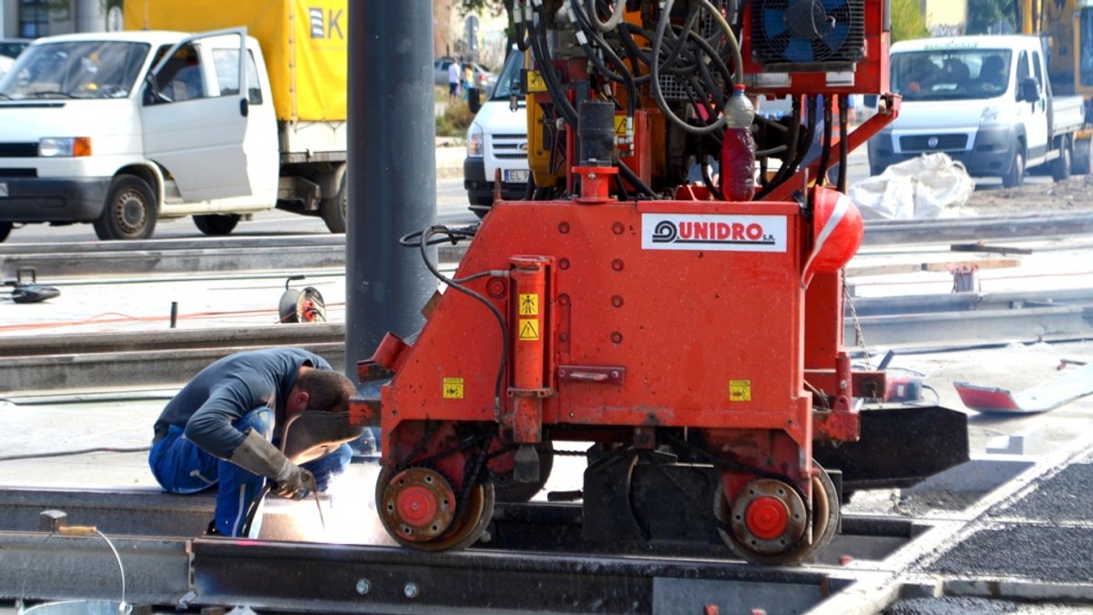 Stare torowisko i pozostałości zajezdni tramwajowej - oto, co znaleźli drogowcy podczas remontu nawierzchni alei Pisłudskiego, w okolicach powstającego stadionu Widzewa. Wcześniej nikt nie wiedział o tym, że tory w tym miejscu są. To już kolejny przykład rozmijania się łódzkiej "podziemnej" rzeczywistości z tym, co urzędnicy widzą na miejskich mapach.