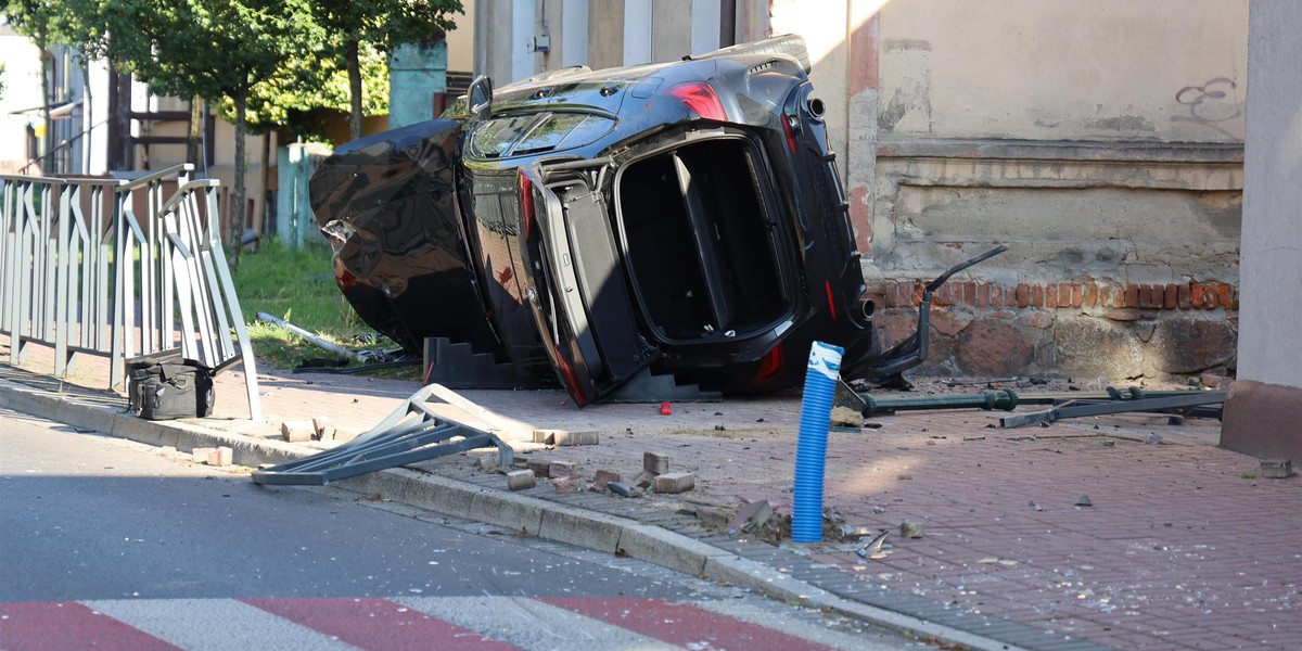 BMW wjechało prosto na chodnik, którym szła 90-latka.