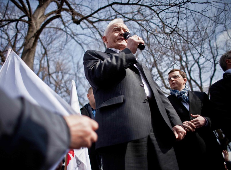 "Wyrwij murom zęby krat, zerwij kajdany, połam bat, a mury runą, runą, runą..."