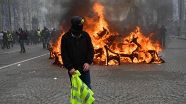 Francja: "żółte kamizelki" wznieciły pożar, z trudem uratowano matkę z dzieckiem