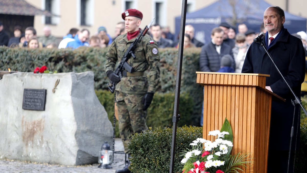 Przekaz Cichociemnych, którzy nigdy się nie poddali, trwa w narodzie polskim - powiedział w Dębowcu na Śląsku Cieszyńskim szef MON Antoni Macierewicz podczas obchodów 75. rocznicy pierwszego zrzutu Cichociemnych na okupowane terytorium polskie.