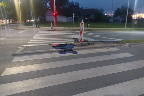 (FOTO) ZAKUCAO SE U SEMAFOR I OBORIO GA Nesreća u Novom Sadu: Hitna pomoć na licu mesta