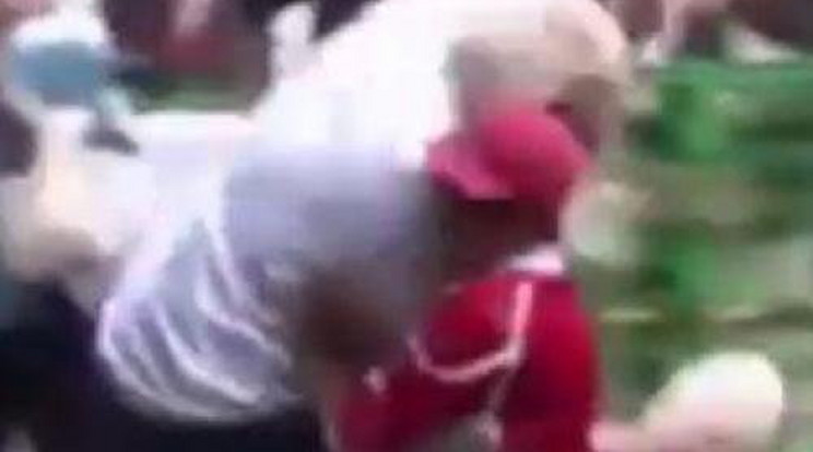 Brutálisan felöklelt egy kisgyereket a főpolgármester - videó!