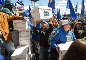 Pristalice nose kutije sa potpisima za podnošenje zahteva za referendum o otcepljenju Alberte, 4. maj 2026.