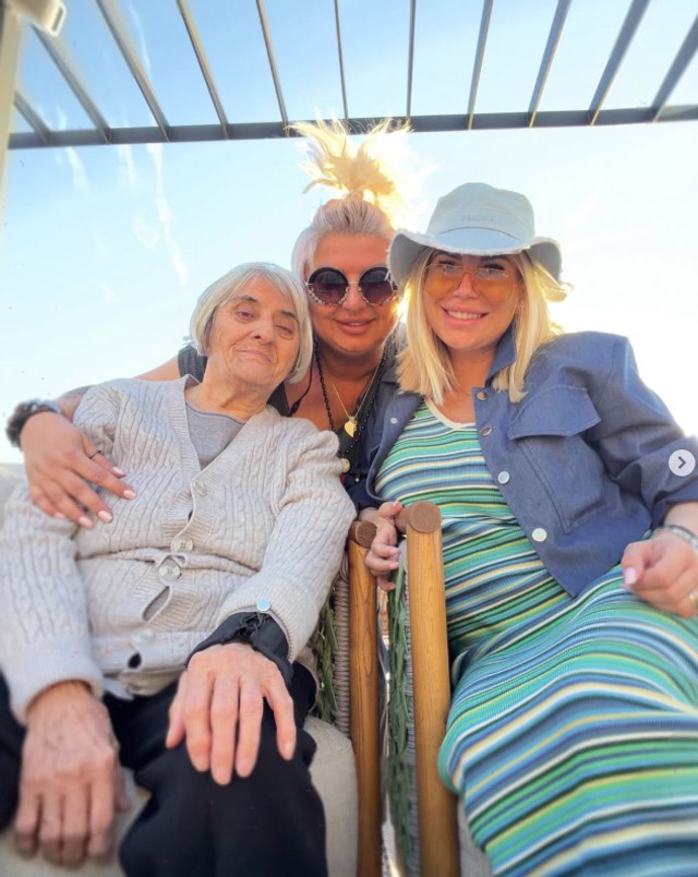 Dea Đurđević sa majkom i bakom