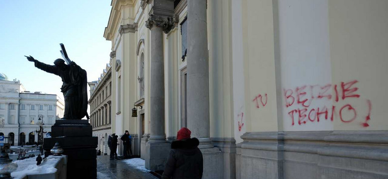 W wigilijną noc na kościele św. Krzyża w Warszawie pojawiły się napisy. Zatrzymano podejrzanego