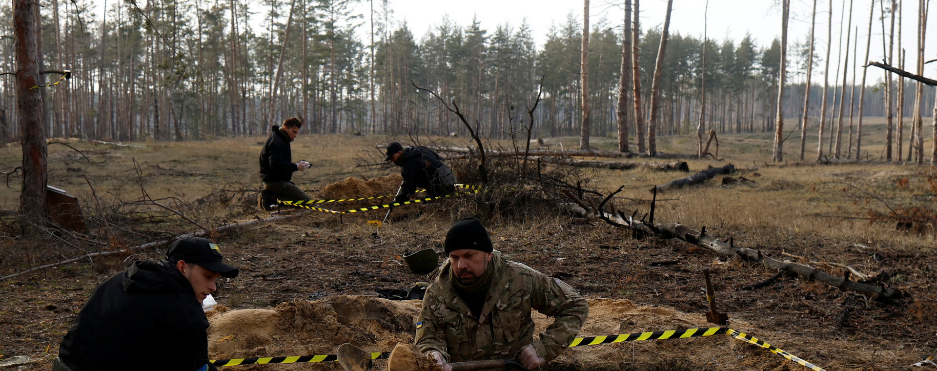 Czarny Tulipan dokonuje ekshumacji ciał z masowego grobu w Jampilu w Ukrainie, niedaleko Słowiańska.