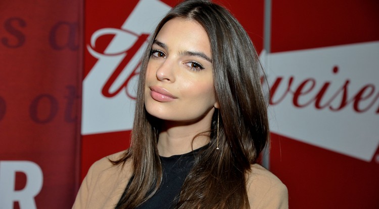 Itt a tavasz, dagad Emily Ratajkowski dekoltázsa - Szemből, pucéran, harmatosan 18+