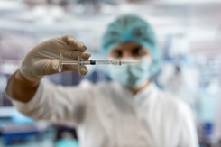 KZM atakuje, rośnie liczba zachorowań. Jak szybko rozpoznać, że jesteśmy zakażeni?