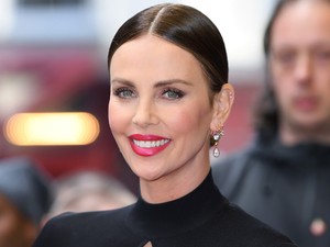Vagányabbat nem láttunk Charlize Theron bilifrizurájánál
