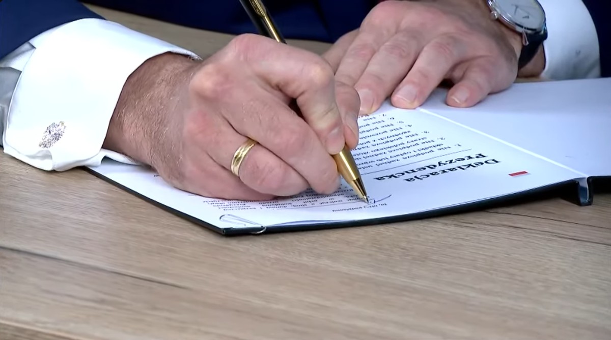 Osiem punktów Mentzena. Oto co podpisał Karol Nawrocki, a co robił PiS