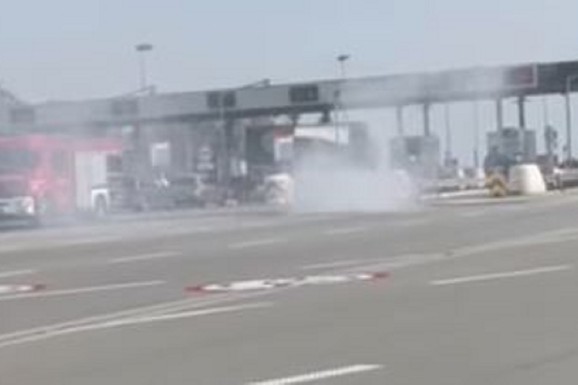 (VIDEO) GORI AUTOMOBIL NA NAPLATNOJ RAMPI Drama kod Stare Pazove: Vatrogasci se bore s vatrom